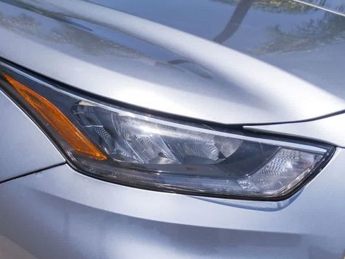 Used 2022 Toyota Highlander XLE FWD image 4