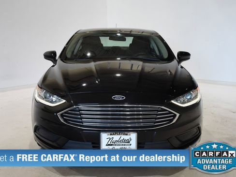 Used 2017 Ford Fusion SE w/ Fusion SE Technology Package FWD image 2