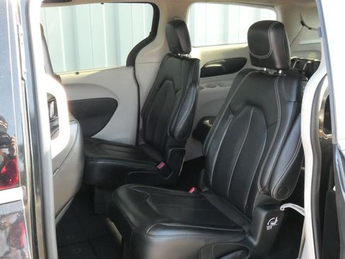 Used 2023 Chrysler Pacifica Touring-L FWD image 37