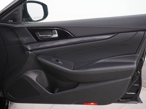 Used 2023 Nissan Maxima Platinum w/ Sport Mat Group FWD image 9