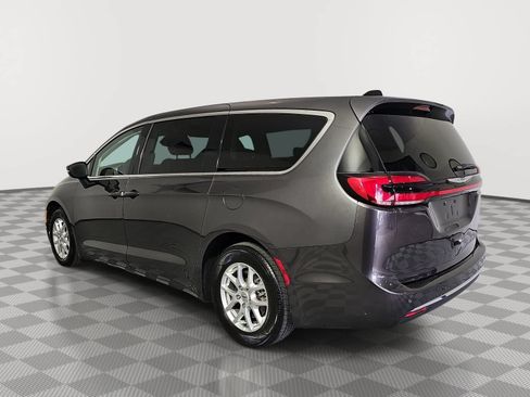 Used 2023 Chrysler Pacifica Touring-L FWD image 6