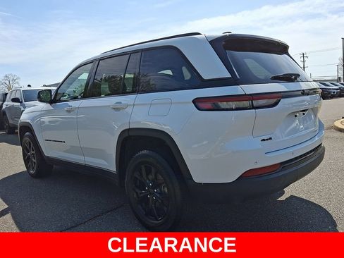 Used 2025 Jeep Grand Cherokee Altitude AWD/4WD image 4