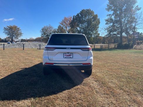 Used 2024 Jeep Grand Cherokee Laredo image 7