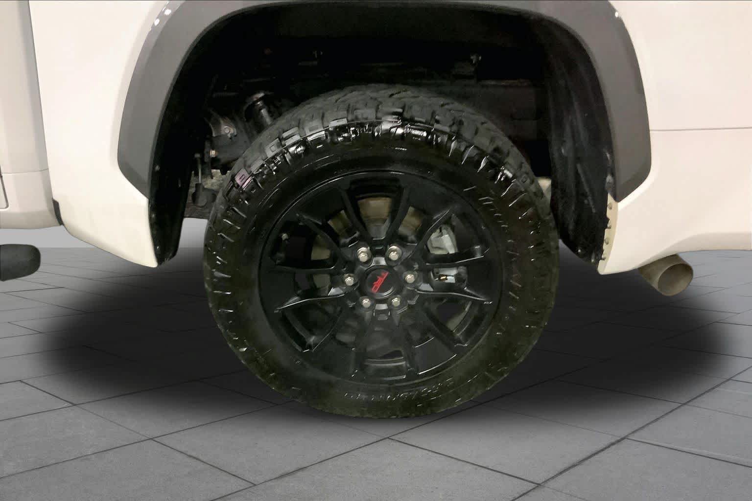 Used 2025 Toyota Tundra Limited AWD/4WD image 10