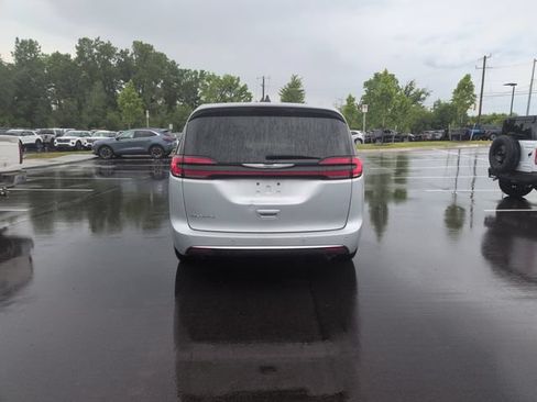 Used 2023 Chrysler Pacifica Touring-L FWD image 6