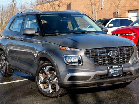 Used 2024 Hyundai Venue SEL image 1