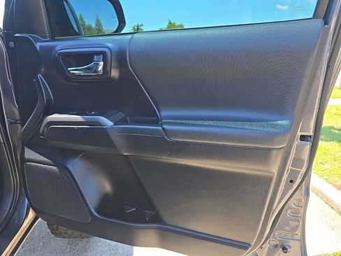 Used 2020 Toyota Tacoma TRD Off-Road w/ Technology Package AWD/4WD image 38