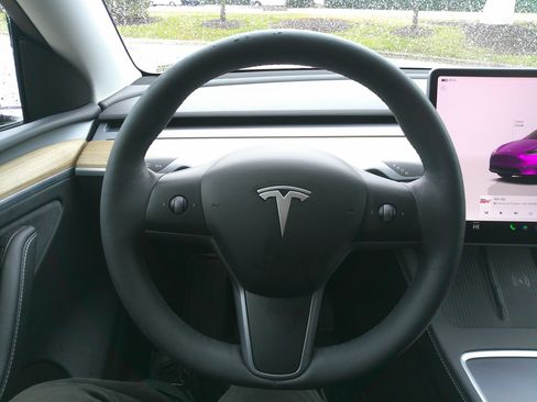 Used 2023 Tesla Model Y Long Range image 17