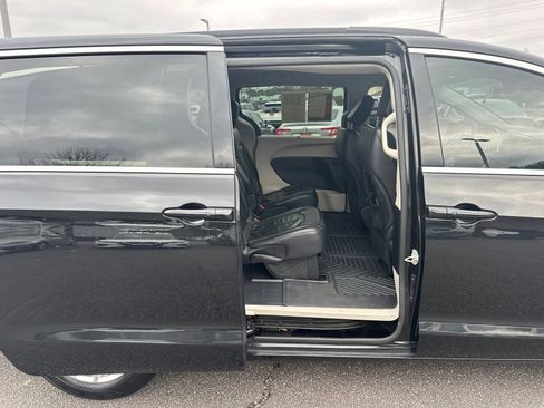 Used 2022 Chrysler Pacifica Touring-L image 15