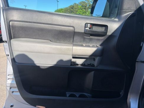 Used 2010 Toyota Tundra 4x4 CrewMax image 11