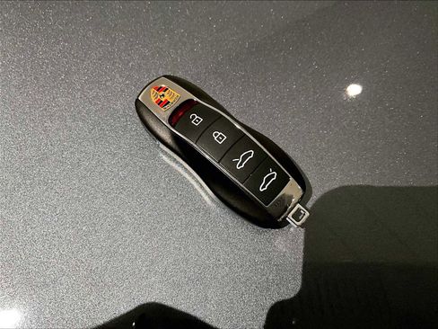 Used 2025 Porsche 718 Cayman w/ Premium Package image 32