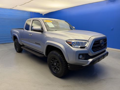 Used 2019 Toyota Tacoma SR5 AWD/4WD image 2