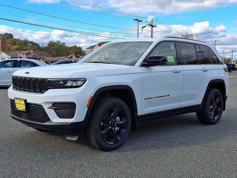 New 2025 Jeep Grand Cherokee Altitude image 2