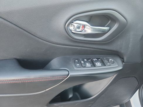 Used 2019 Jeep Cherokee Trailhawk w/ Cold Weather Group image 14