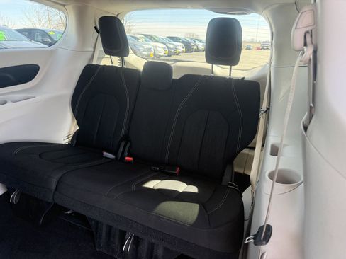 Used 2023 Chrysler Voyager LX image 2