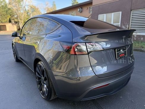 Used 2022 Tesla Model Y Performance image 7