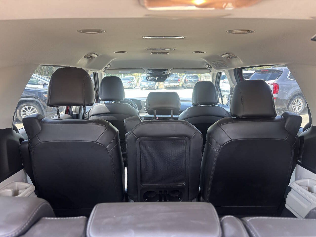 Used 2023 Kia Carnival LX FWD image 13