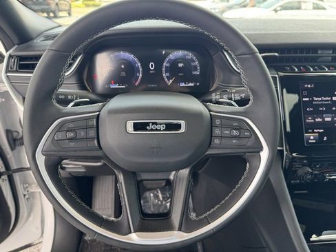 Used 2024 Jeep Grand Cherokee Altitude image 13