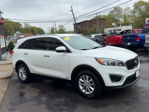 Used 2017 Kia Sorento AWD w/ LX Convenience Package image 4