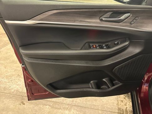 New 2025 Jeep Grand Cherokee Limited image 10