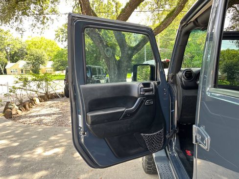 Used 2017 Jeep Wrangler Unlimited Sahara image 21