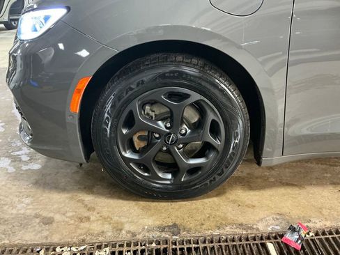 Used 2021 Chrysler Pacifica Touring-L w/ Uconnect Theater Family Group image 11