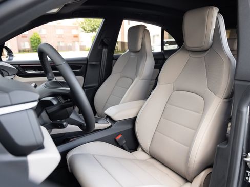 Certified 2026 Porsche Macan 4 Electric AWD/4WD image 5