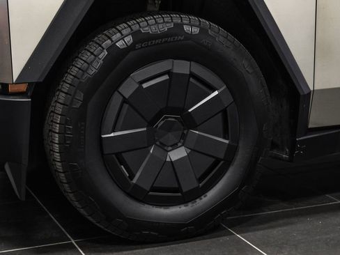 Used 2025 Tesla Cybertruck AWD Crew Cab image 61