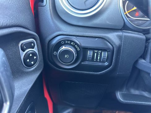 Used 2019 Jeep Wrangler Unlimited Sahara w/ Safety Group image 18