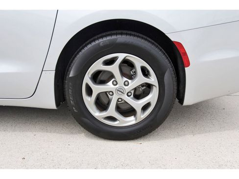 Used 2024 Chrysler Pacifica Limited FWD image 33