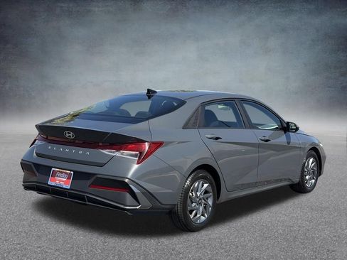 Used 2024 Hyundai Elantra SEL FWD image 3