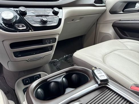 Used 2017 Chrysler Pacifica Touring-L Plus w/ Tire & Wheel Group image 27