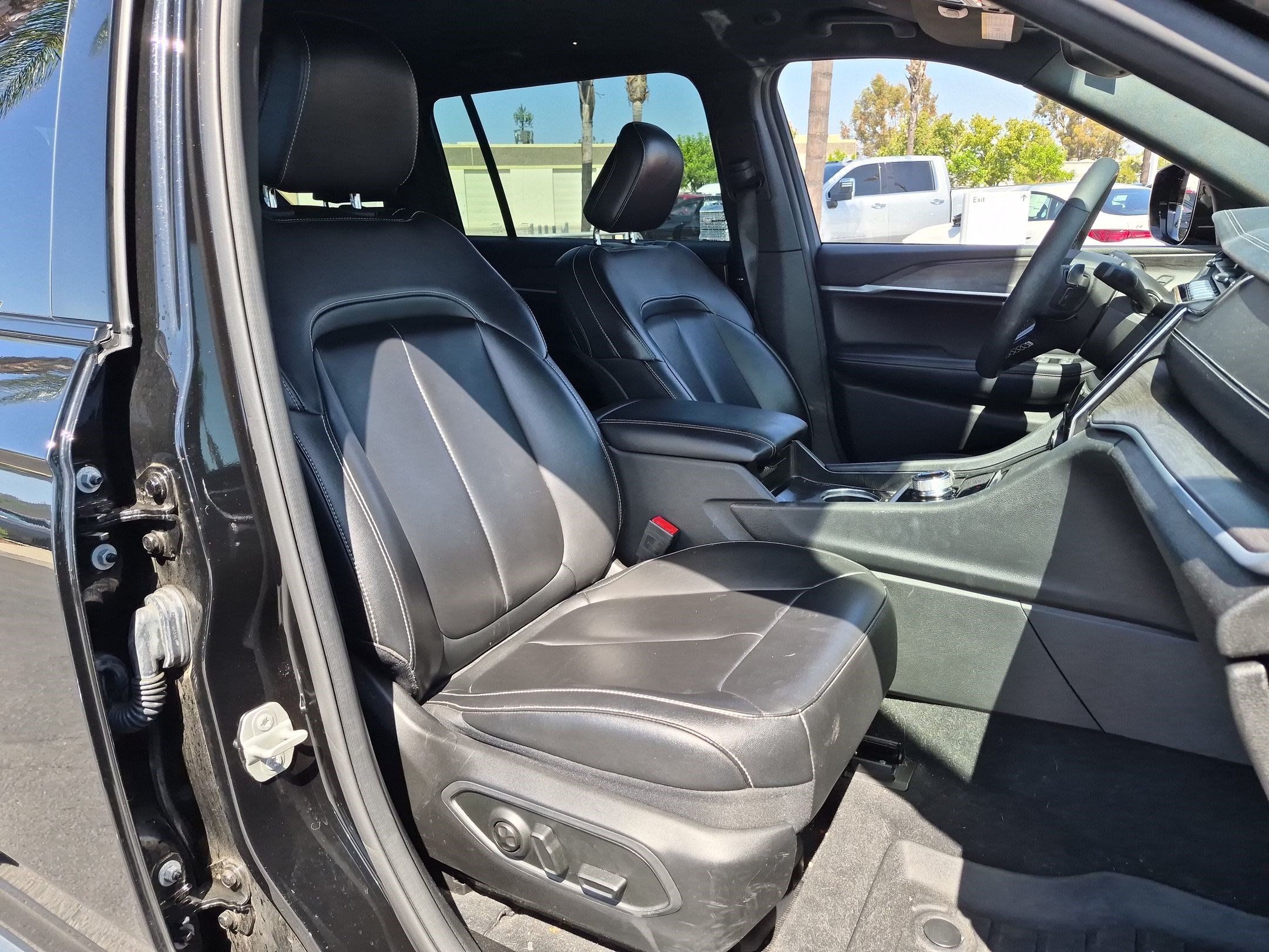 Used 2024 Jeep Grand Cherokee L Limited AWD/4WD image 31