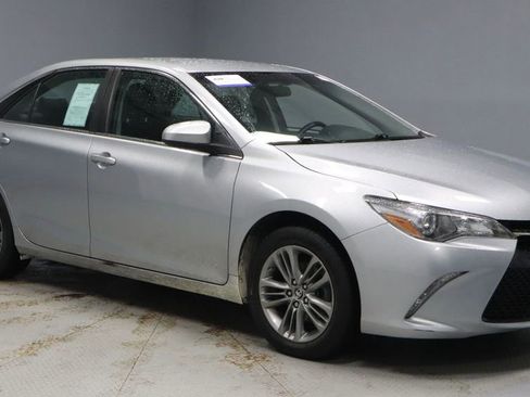 Used 2017 Toyota Camry SE FWD image 1