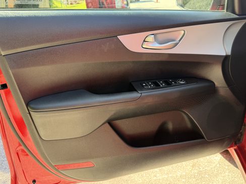 Used 2023 Kia Forte LXS w/ LXS Technology Package FWD image 4