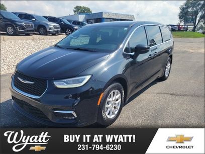 Used 2023 Chrysler Pacifica Touring