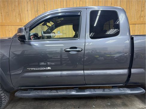 Used 2018 Toyota Tacoma TRD Off-Road AWD/4WD image 11