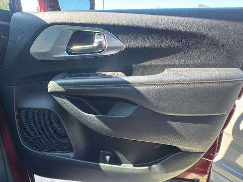 Certified 2020 Chrysler Pacifica Touring w/ S Appearance Package FWD image 19