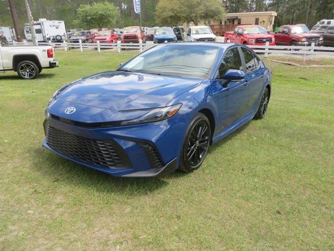 Used 2025 Toyota Camry SE image 2