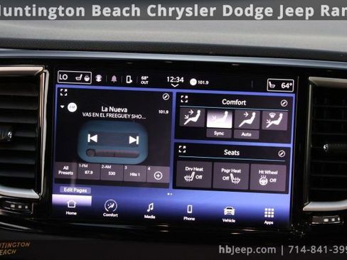 Used 2023 Chrysler Pacifica Touring-L image 12