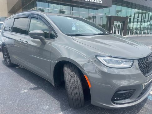 Used 2021 Chrysler Pacifica Touring-L w/ Uconnect Theater Family Group FWD image 2