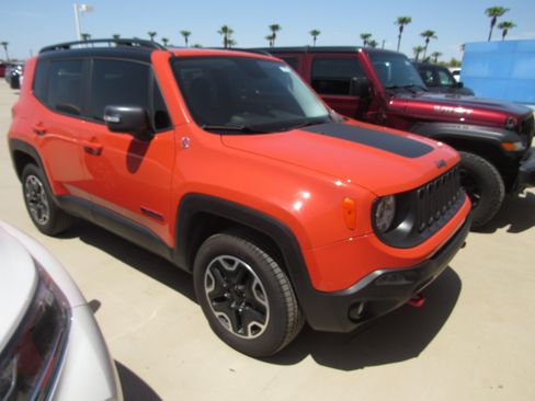 Used 2017 Jeep Renegade Trailhawk w/ Safety & Security Group AWD/4WD image 2