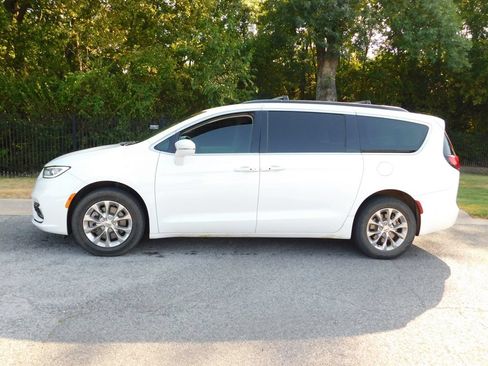 Used 2022 Chrysler Pacifica Touring-L AWD/4WD image 8