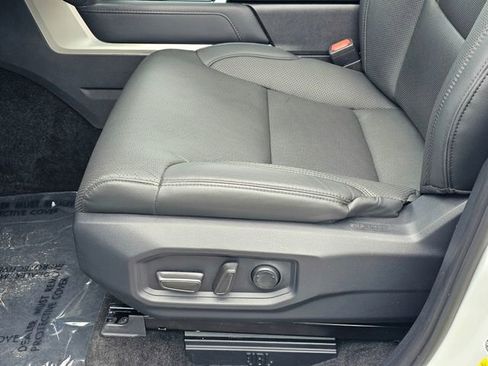 Used 2025 Toyota Tundra Limited AWD/4WD image 19