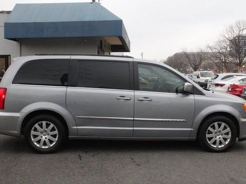 Used 2015 Chrysler Town & Country Touring image 4
