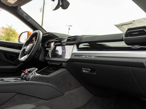 Used 2025 Lamborghini Urus SE image 42
