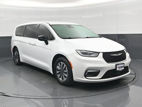 Used 2024 Chrysler Pacifica Limited FWD image 1