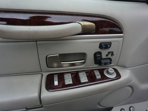 Used 2010 Lincoln Town Car Signature Limited RWD image 3