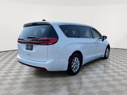 Used 2024 Chrysler Pacifica Touring-L FWD image 9