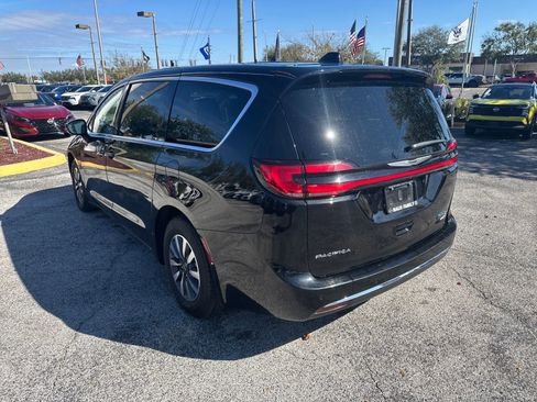 Used 2024 Chrysler Pacifica Select image 10
